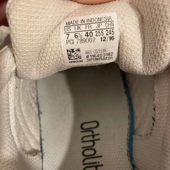 Holographic adidas superstar women’s size 7 - Picture 6 of 7